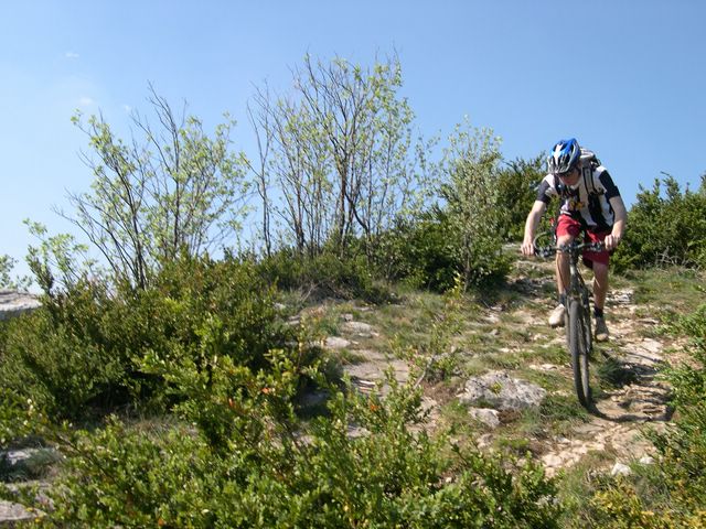 Le GR au dessus de la falaise